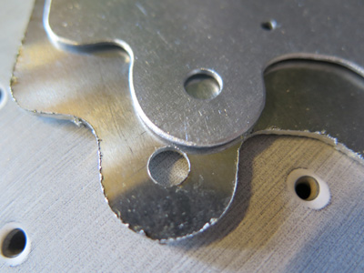 Aluminium part before and after deburring with FLADDER deburring machine
